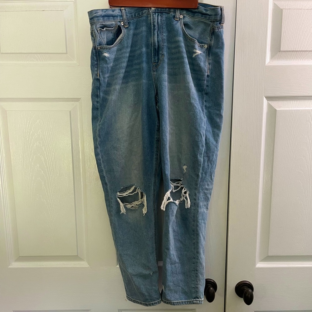 American Eagle Mid Rise Mom Jean